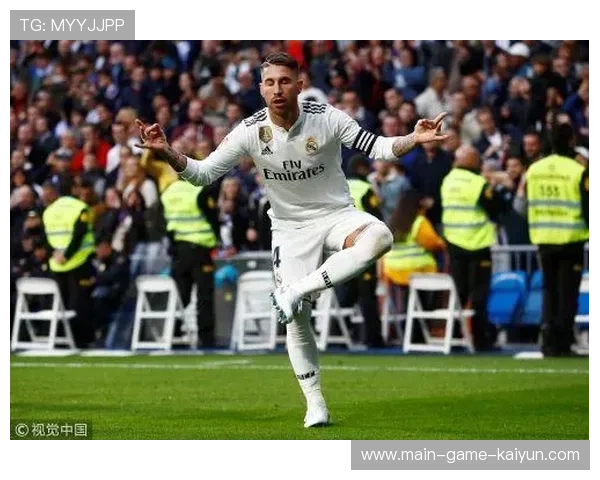 维尼修斯灵动脚法化解包围,皇马边线推进如水流般自然 维尼修斯灵动脚法化解包围,皇马边线推进如水流般自然