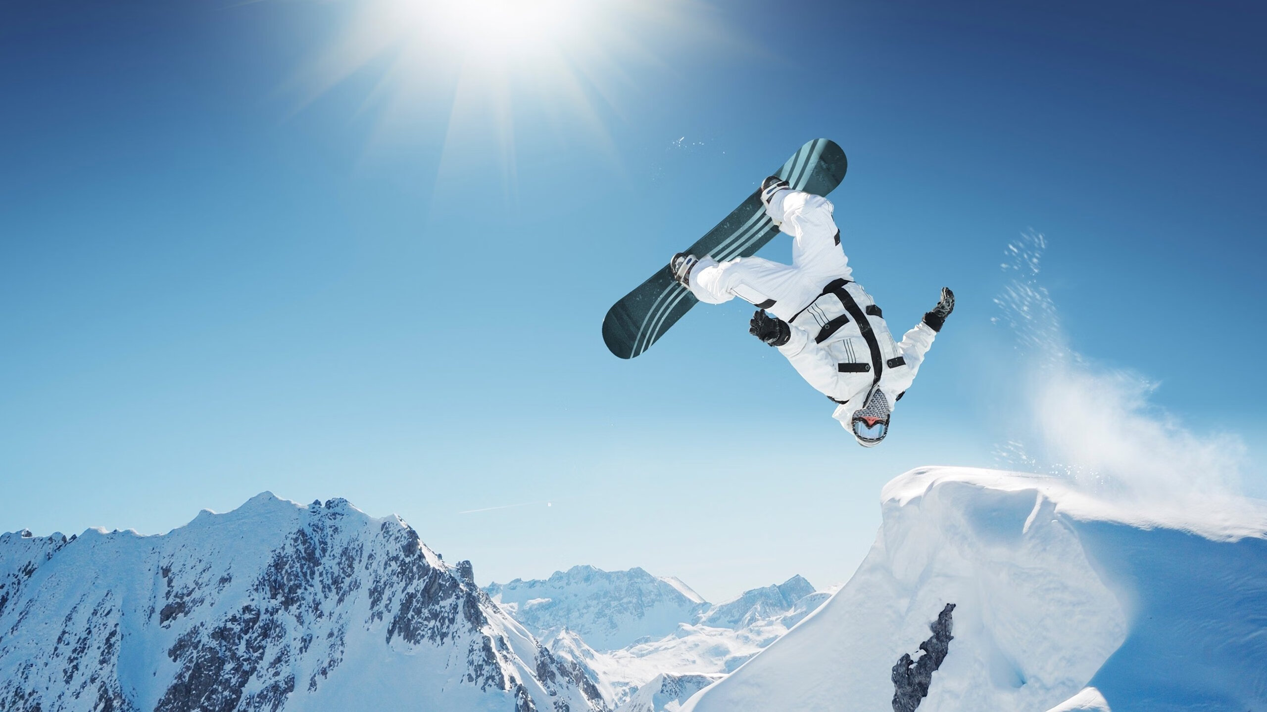 荒漠戈壁穿越赛开跑 参赛者自负重物资挑战极端环境